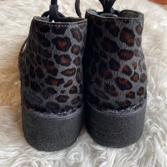 Clarks Originals leather gray leopard Arisa Desert boots. 7.5 - Picture 4 of 12